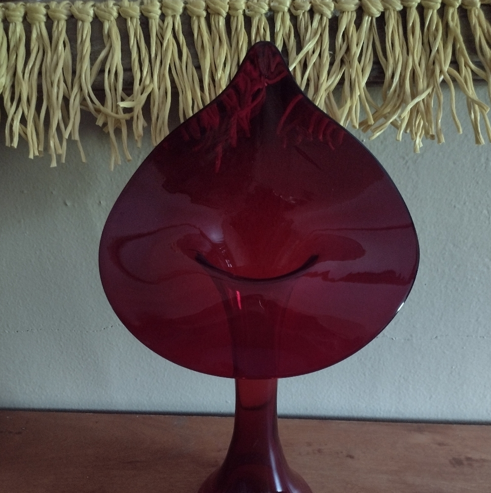 Flower shaped red glass vase
